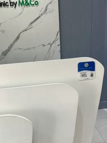 Plaque Pogy sur un comptoir d’accueil
